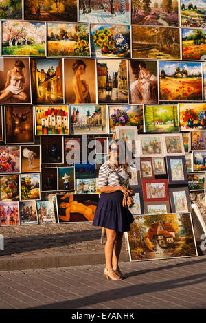 Femme par peintures art art à vendre sur l'exposition à la porte St Florian, Cracovie, Pologne en septembre - porte St Florian, porte Florian, Brama Floriańska Banque D'Images