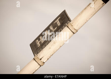 Arrêter Ausweise Vorzeigen signer à l'entrée principale du camp de concentration d'Auschwitz, Auschwitz, Pologne Banque D'Images