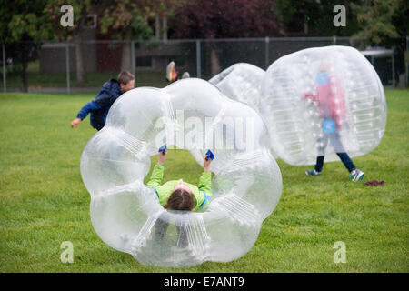 Le Montana, aux Etats-Unis. Sep 10, 2014. Les adolescents jouent dans bubble ball suits à Bozeman, au Montana, USA, mercredi soir, 10 Septembre, 2014. Convient à bulle sont nouveaux pour les États-Unis, mais ont été en Europe depuis plusieurs années. Crédit : Thomas Lee/Alamy Live News Banque D'Images