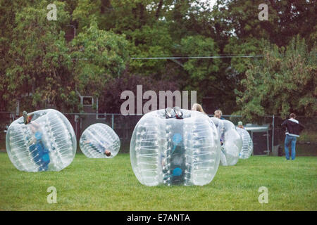 Le Montana, aux Etats-Unis. Sep 10, 2014. Les adolescents jouent dans bubble ball suits à Bozeman, au Montana, USA, mercredi soir, 10 Septembre, 2014. Convient à bulle sont nouveaux pour les États-Unis, mais ont été en Europe depuis plusieurs années. Crédit : Thomas Lee/Alamy Live News Banque D'Images