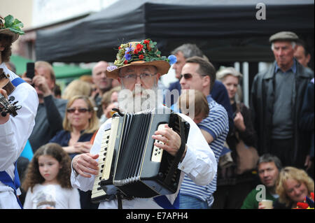 Le Jockey Morris Men de Birmingham à l'accordéoniste Green Man Festival à Oisans dans le Shropshire Banque D'Images