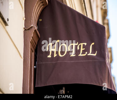 Un lettré jaune sur un signe de l'hôtel brown auvent. Banque D'Images