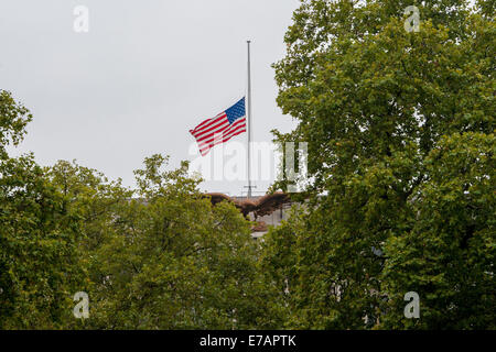 Londres, Royaume-Uni. 11 Septembre, 2014. Les stars and stripes drapeau américain en berne sur l'ambassade américaine à Londres, le 13e anniversaire des attentats du 11 septembre. Credit : Chaussée de presse Photos/Alamy Live News Banque D'Images