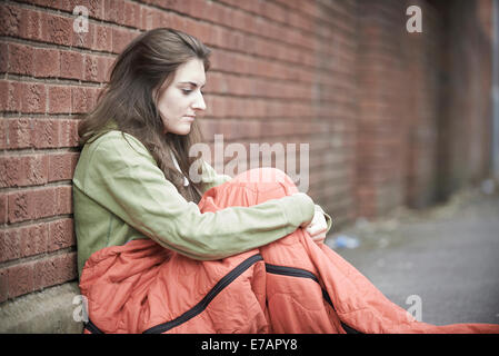 Adolescente vulnérable dormir dans la rue Banque D'Images