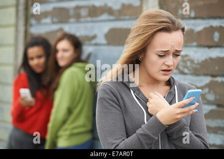 Teenage Girl Intimidé par message texte Banque D'Images