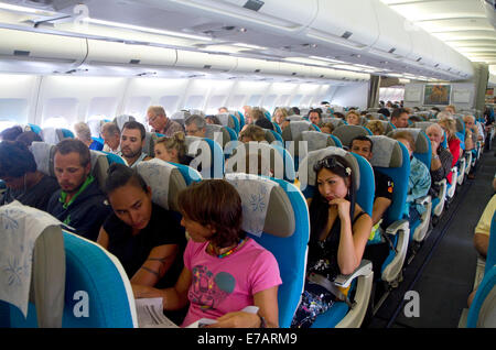 Les passagers à bord d'un Airbus 340 assis dans la cabine économique. Banque D'Images
