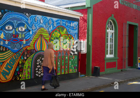 Fresque peinte sur le kawakawa Memorial Library building à la ville de Kawakawa, île du Nord, en Nouvelle-Zélande. Banque D'Images