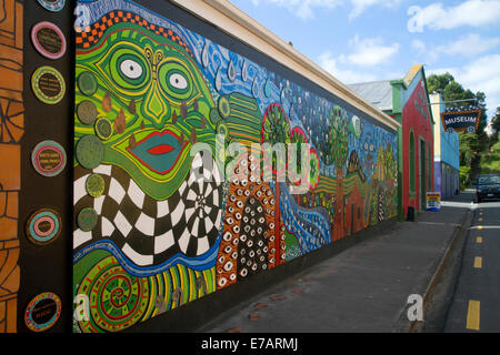 Fresque peinte sur le kawakawa Memorial Library building à la ville de Kawakawa, île du Nord, en Nouvelle-Zélande. Banque D'Images