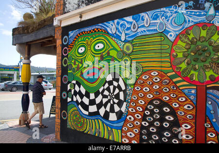 Fresque peinte sur le kawakawa Memorial Library building à la ville de Kawakawa, île du Nord, en Nouvelle-Zélande. Banque D'Images