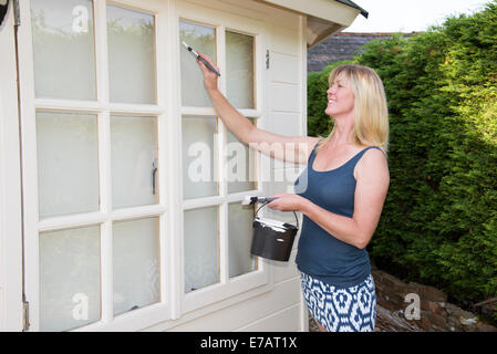 Femme portant une jupe, peinture exterieure de bureau jardin Banque D'Images