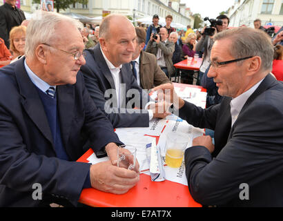 Potsdam, Allemagne. Sep 11, 2014. Les anciens Premiers ministres de Brandebourg Manfred Stolpe (L) et Matthias Platzeck (R) parler au cours d'un événement électoral SPD avec Dietmar Woidke titulaire de charge (tous les SPD) à Potsdam, Allemagne, 11 septembre 2014. Un nouveau parlement sera élu dans l'état allemand de Brandebourg le dimanche, 14 septembre 2014. Photo : Bernd Settnik/dpa/Alamy Live News Banque D'Images