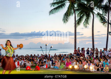 Hawaii,Hawaiian,Honolulu,Waikiki Beach,Kuhio Beach Park,Hyatt Regency Hula Show,adulte femme femme femme femme femme femme,danse,danseuse,danse,public,wat Banque D'Images