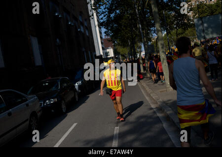 Barcelone, Espagne. Sep 11, 2014. Un homme avec le drapeau catalan séparatiste sur le jersey à pied les rues de Barcelone. Une grande manifestation en faveur de l'indépendance a eu lieu dans les rues de Barcelone pendant la fête nationale catalane exigeant la célébration d'un referundum d'une sécession de l'Espagne le 9 novembre prochain. Crédit : Jordi Boixareu/Alamy Live News Banque D'Images