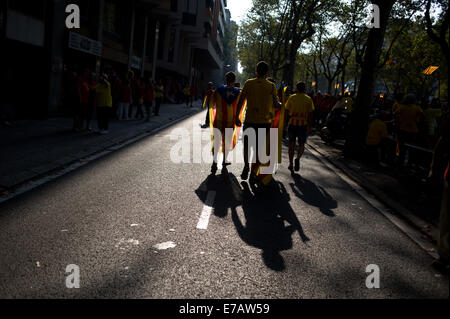 Barcelone, Espagne. Sep 11, 2014. L'indépendance catalane gens portant des drapeaux dans les rues de Barcelone. Une grande manifestation en faveur de l'indépendance a eu lieu dans les rues de Barcelone pendant la fête nationale catalane exigeant la célébration d'un referundum d'une sécession de l'Espagne le 9 novembre prochain. Crédit : Jordi Boixareu/Alamy Live News Banque D'Images