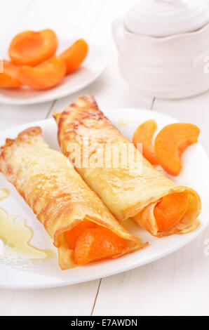 Crêpes de tranches d'abricots on white plate Banque D'Images