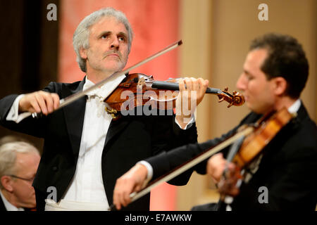 Prague, République tchèque. Sep 11, 2014. L'altiste Antoine Tamestit, droite, et la violoniste Rainer Honeck et l'Orchestre de chambre de Berlin vienne effectuer pendant le Festival Prague Dvorak à Prague, République tchèque, le 11 septembre 2014. Credit : Michal Kamaryt/CTK Photo/Alamy Live News Banque D'Images