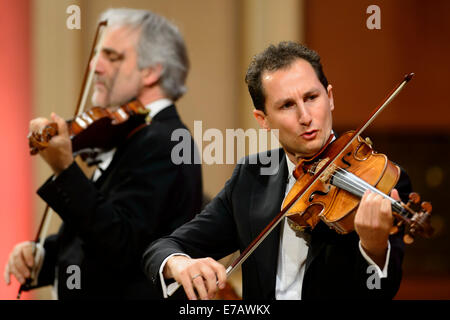 Prague, République tchèque. Sep 11, 2014. L'altiste Antoine Tamestit, droite, et la violoniste Rainer Honeck et l'Orchestre de chambre de Berlin vienne effectuer pendant le Festival Prague Dvorak à Prague, République tchèque, le 11 septembre 2014. Credit : Michal Kamaryt/CTK Photo/Alamy Live News Banque D'Images