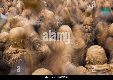 Les hommes musulmans chiites, couvert de boue, en transe, le chant et l'auto-flagellating pendant Ashoura, dans Bijar, Iran. Banque D'Images