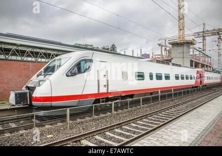 TIKKURILA, FINLANDE -27 juin : passagers moderne train à la gare de Tikkurila sur 27, juin 2013. Banque D'Images