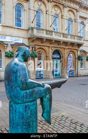 La chaussette ou Sock Statue homme par Shona Kinloch avec l'hôtel de ville en arrière-plan de Loughborough Leicestershire UK Market Place Banque D'Images