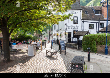 Les personnes qui boivent à Ye Olde Trip to Jerusalem, un célèbre pub qui prétend être la plus ancienne auberge ou maison publique dans le pays, Nottingham, England, UK Banque D'Images