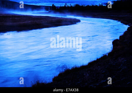 Tôt le matin dans la rivière sauvage avec surface de Banque D'Images