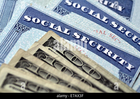 Détail de plusieurs cartes de sécurité sociale et de l'argent symbolisant les pensions de retraite de la sécurité financière Banque D'Images