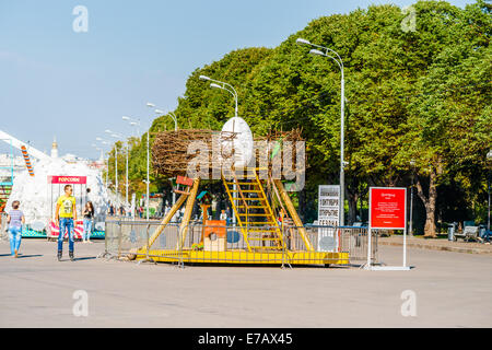 Moscou, Russie. Jeudi, 11 Septembre, 2014. Les loisirs actifs à Moscou le parc Gorky. Les gens aiment chaud et sec de septembre. Un rouleau non identifiés par l'installation Le Nid à Pouchkine quai de parc Gorky. L'installation a été utilisé comme plate-forme pour les chanteurs au cours de la Journée de la ville de Moscou le 6 septembre 2014. Crédit : Alex's Pictures/Alamy Live News Banque D'Images