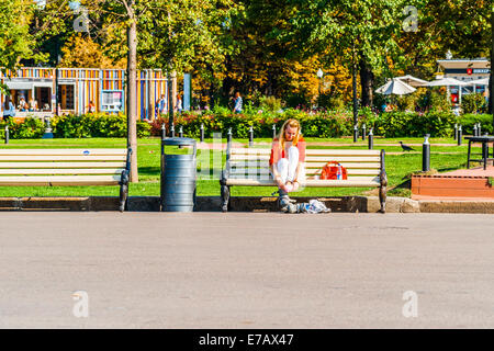 Moscou, Russie. Jeudi, 11 Septembre, 2014. Les loisirs actifs à Moscou le parc Gorky. Les gens aiment chaud et sec de septembre. Une jeune femme met sur rollers en préparation de l'activité sportive. Crédit : Alex's Pictures/Alamy Live News Banque D'Images