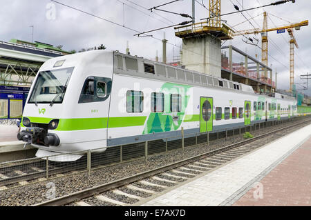 TIKKURILA, FINLANDE -27 juin : passagers moderne train à la gare de Tikkurila sur 27, juin 2013. Banque D'Images