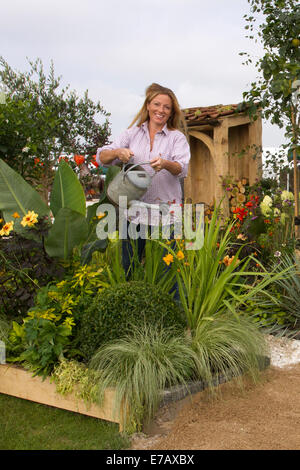 Harrogate, Yorkshire, UK. 11 Septembre, 2014. Samantha Guthrie à la Fleur d'automne annuel de l'Harrogate Yorkshire Showground, Show, avec la NSPCC jardin 'un voyage à travers l'enfance'. Credit : Mar Photographics/Alamy Live News. Banque D'Images