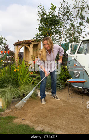 Harrogate, Yorkshire, UK. 11 Septembre, 2014. Samantha Guthrie au jardinier de l'Harrogate Automne Annuel Flower Show, Yorkshire Showground, avec la NSPCC jardin 'un voyage à travers l'Enfance', qui était un Gold Award Winner et inclus, après une restauration complète de la Roxy 1966 VW Campervan. Banque D'Images