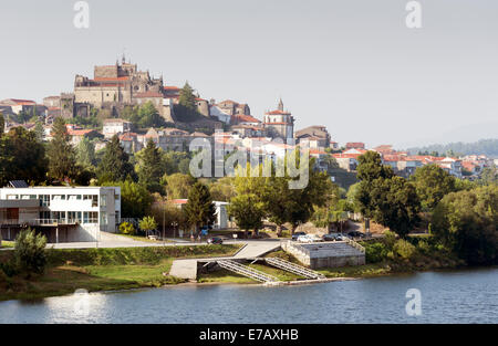 Vue panoramique de la ville galicienne de Tuy de pays voisins au Portugal Banque D'Images