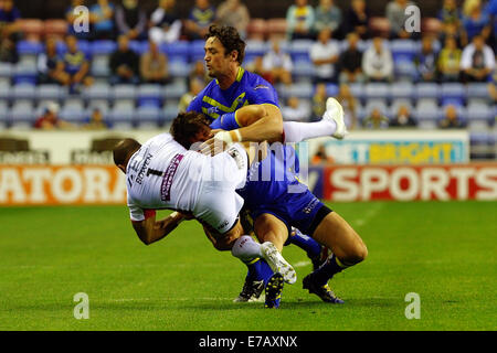 Wigan, UK. Sep 11, 2014. Super League Rugby. Wigan Warriors contre Warrington Wolves. Matty Bowen de Wigan Warriors est plaqué Stefan Ratchford de Warrington Wolves : Action Crédit Plus Sport/Alamy Live News Banque D'Images