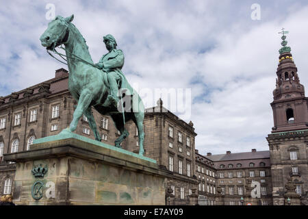 Statue équestre de Christian IX avec devise royale, Christiansborg Palace, Copenhague, Danemark Banque D'Images