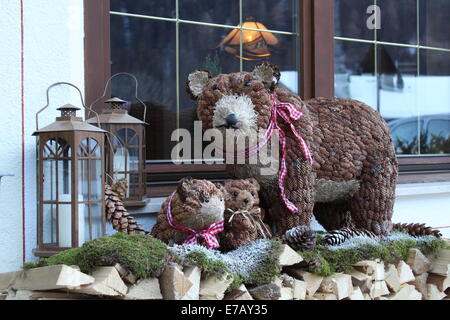 Décoration de Noël et d'hiver, l'ours et le bois Banque D'Images