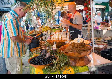 Olives et huile d'olives dans un marché le samedi à Beaune, bourgogne, france Banque D'Images