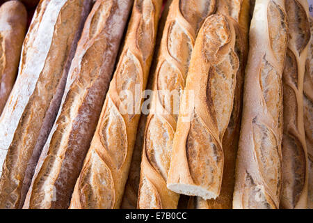 Pain français cuites au four des baguettes en vente au marché alimentaire à Beaune, Dordogne, France Banque D'Images