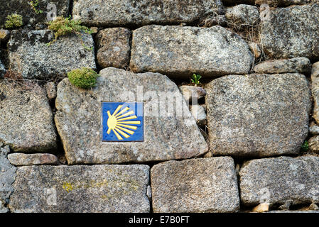 Panneau Road Santiago sur un mur de granit. Espagne Banque D'Images