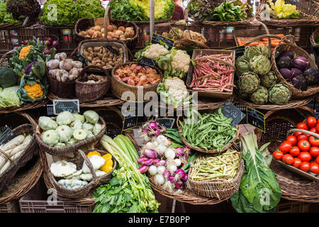 Divers légumes colorés dans des paniers au marché, Beaune, Dordogne, France Banque D'Images