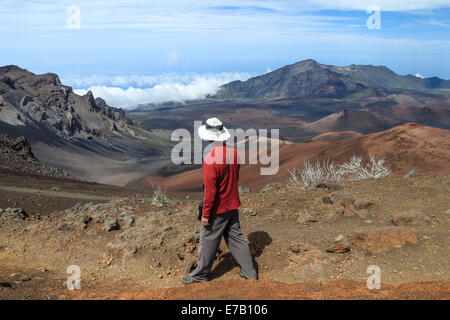 Randonneur sur le sentier des sables bitumineux coulissant au Parc National de Haleakala sur Maui Banque D'Images