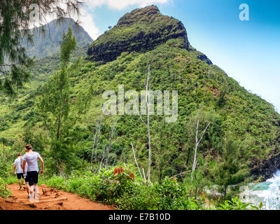 Randonneurs sur le sentier Kalalau sur Kauai près de Hanakapiai Beach Banque D'Images