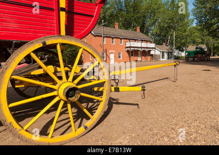 Elk203-5343 Le Canada, l'Alberta, Edmonton, Fort Edmonton, 1885 rue avec stage coach Banque D'Images