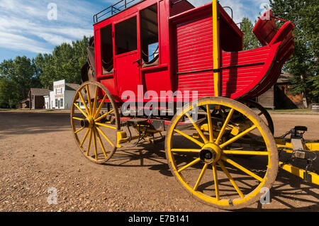 Elk203-5344 Le Canada, l'Alberta, Edmonton, Fort Edmonton, 1885 rue avec stage coach Banque D'Images