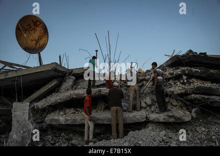 Famille palestinienne Wahdan, recherche de membres de leur famille depuis la fin de la guerre sur Gaza, huit membres de la famille a disparu lors de l'opération de protection. © Ibrahim Khader/Pacific Press/Alamy Live News Banque D'Images