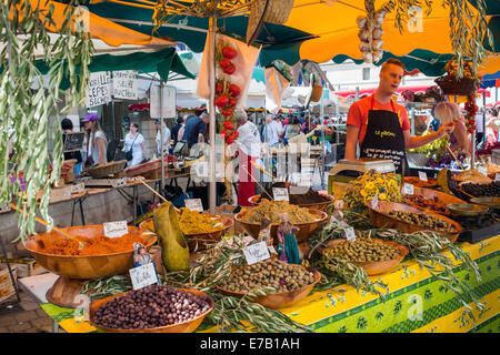 Olives et huile d'olives dans un marché le samedi à Beaune, bourgogne, france Banque D'Images