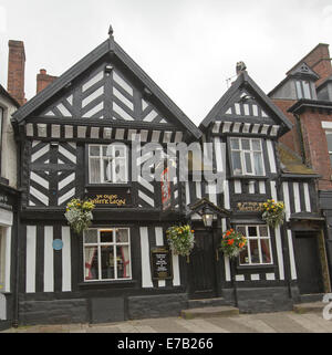 Ye Olde historique White Lion gratuitement house pub, 17e siècle, le noir et blanc de style Tudor, des capacités en anglais village de Congleton Banque D'Images