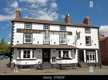 George et historique de Dragon house pub, attrayant bâtiment peint en blanc sous le ciel bleu, en anglais village de Tarvin Banque D'Images