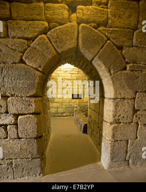 L'arche dans mur de pierre et passage étroit dans la ville historique de château du 12ème siècle à Warkworth, Northumberland, England Banque D'Images