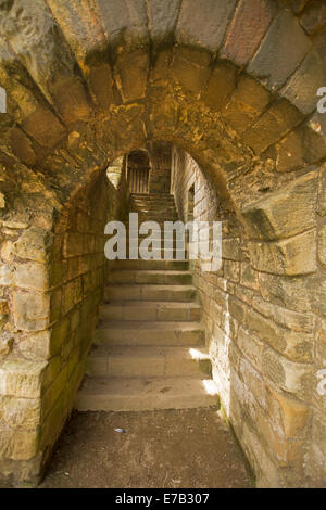 Arche en pierre avec passage étroit et actions à l'intérieur de ruines du château du 12ème siècle historique à Warkworth, Northumberland, England Banque D'Images